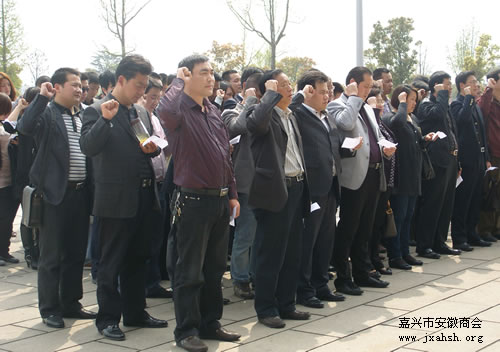 党员在南湖革命纪念馆重温入党誓词